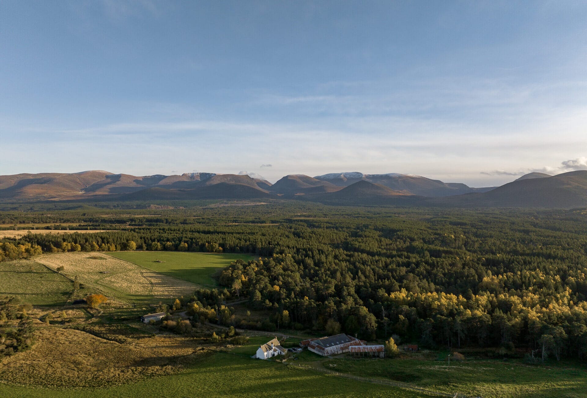 Looking for luxury accommodations in Aviemore? Meet Achnahatnich House - achnahatich house 05